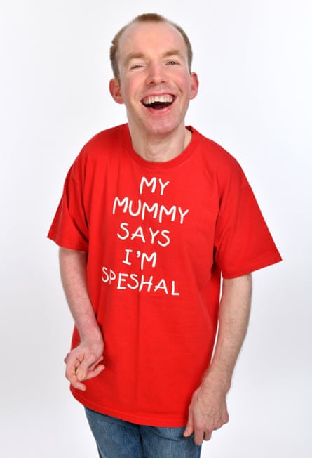 Lee Ridley in a red T-shirt with the slogan ‘MY MUMMY SAYS I’M SPESHAL’