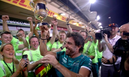 Fernando Alonso celebra el tercer puesto en Bahréin