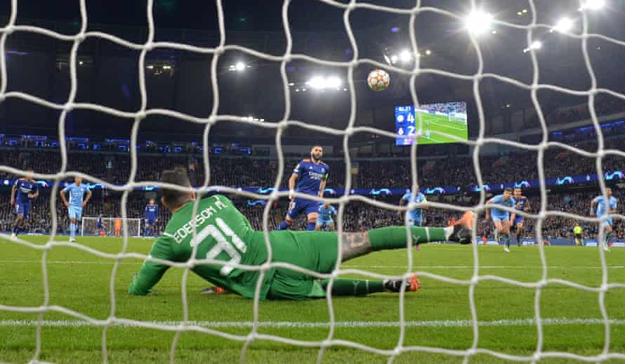 Karim Benzema dinks son penalty de Panenka sur le gardien de Manchester City Ederson.