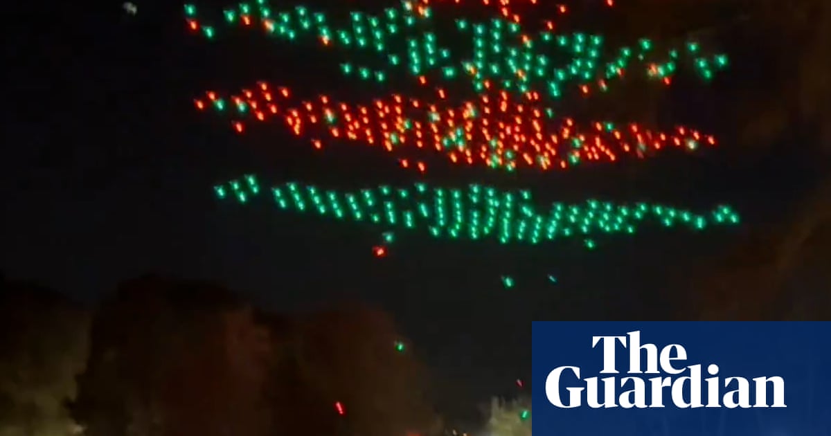 Moment vastgelegd wanneer drones botsen en op de grond vallen tijdens een vakantie-evenement in Florida – video Moment vastgelegd wanneer drones botsen en op de grond vallen tijdens een vakantie-evenement in Florida – video