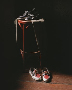 xxxx كفش هاي قايق سباگو توسط افرادي مانند استيو مك كوئين، پل نيومن و فارل ويليامز پوشيده شده است. ديدگاه Drake كه به طور ذاتي با فرهنگ پرديس دانشگاهي و سبك دريايي پيوند خورده است، با بهروزرسانيهاي رنگي ظريف و توريهاي پاراكورد متضاد، با اصل كلاسيك مطابقت دارد. 165 پوند، drakes.com