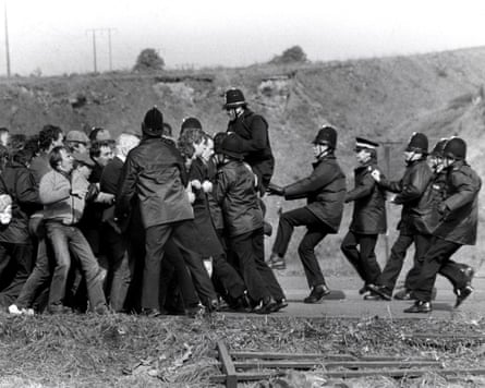 Miners and police clash at Orgreave