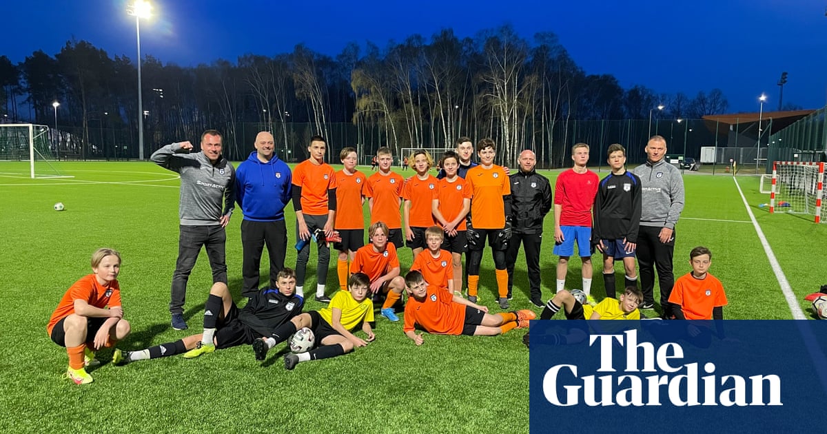 「チャンスを与えて」: 10代のウクライナのサッカーの才能はポーランドで希望を見つけます