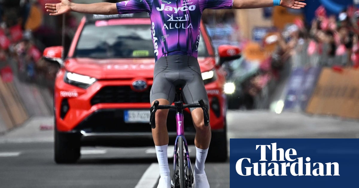Giro d'Italia: Luke Plapp powers to stage eight win while Diego Ulissi moves into pink