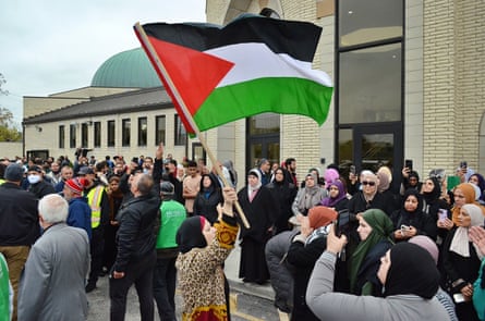 Hundreds of people gather at the Mosque Foundation in Bridgeview, Illinois, on 16 October Wadea Al-Fayoume’s funeral.