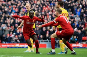 Sadio Mane celebra antes de que VAR descartara el gol.