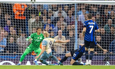 Erling Haland shoots wide against Inter