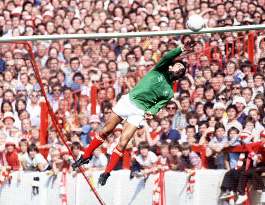 Peter Shilton, vu ici à Nottingham Forest en 1978, faisant basculer la balle par-dessus le bar.