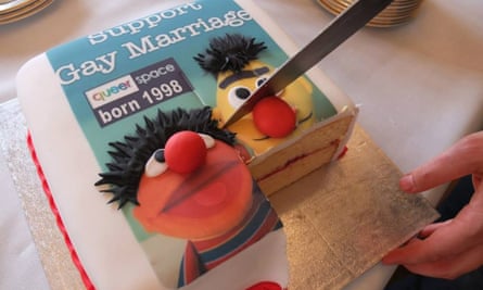 A cake with the 'support gay marriage' message made by another bakery.