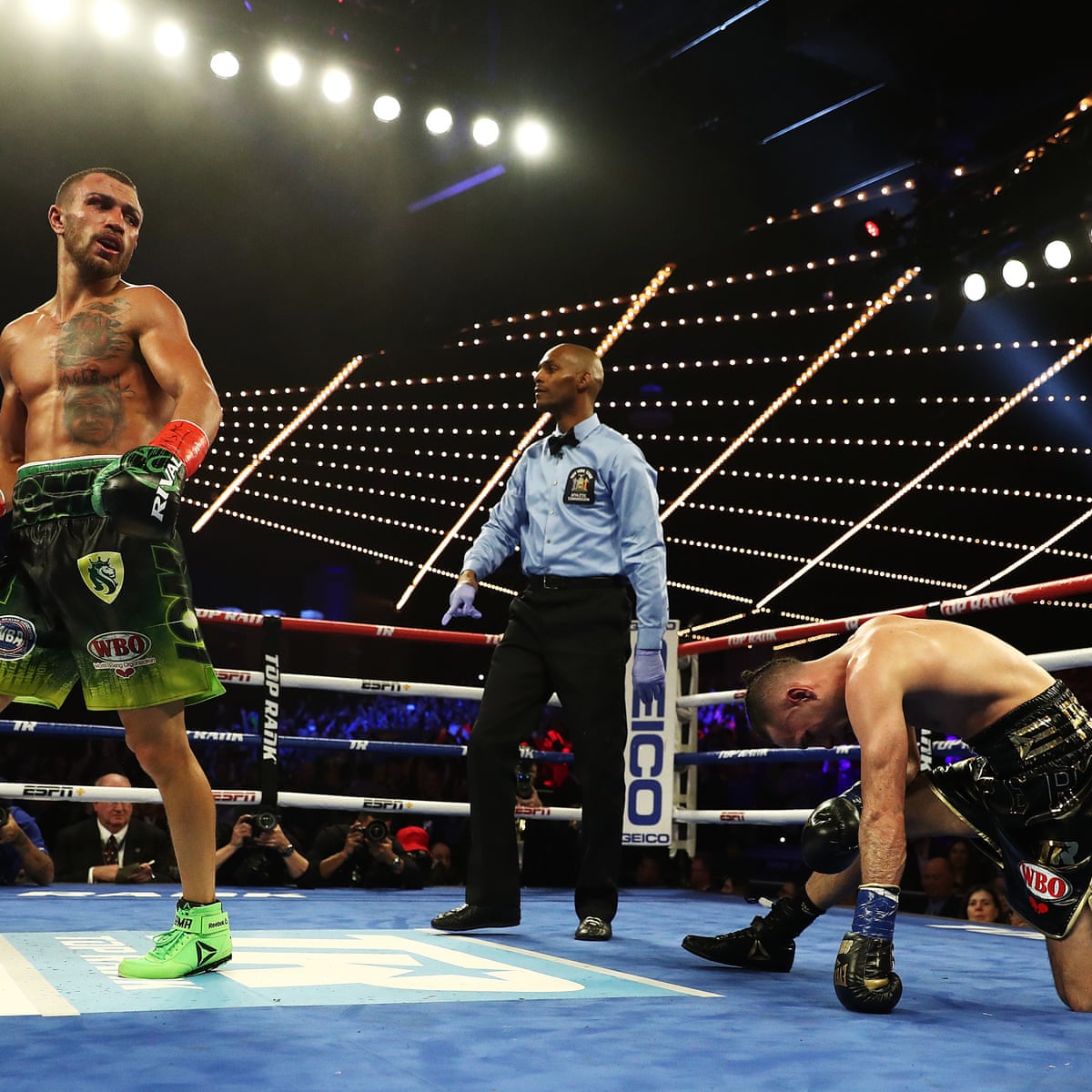 Vasiliy Lomachenko Overwhelms Jose Pedraza Late To Unify Lightweight Titles Boxing The Guardian