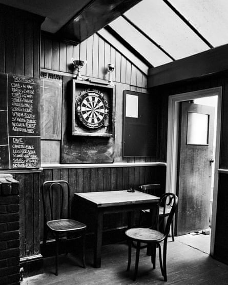لوحة رمي السهام القديمة داخل حانة Wheatsheaf في سوق Borough