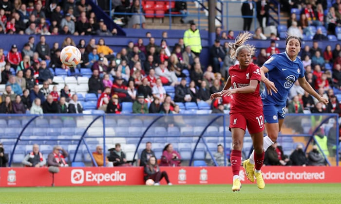 Sam Kerr heading towards goal.