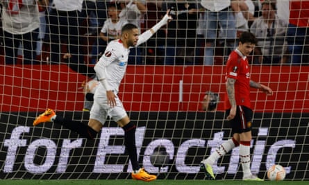 Youssef En-Nesyri dari Sevilla memanfaatkan pertahanan Manchester United yang lebih buruk untuk mencetak gol keduanya.