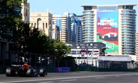 Sergio Pérez au volant de sa Red Bull sur le circuit urbain de Bakou au GP d'Azerbaïdjan 2022 de F1
