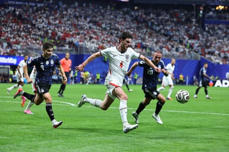 Declan Rice of England and Alexis Mac Allister of Argentina some tally towards nan ball