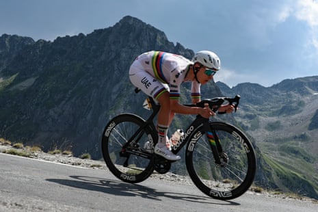 Ο Tadej Pogacar κατεβαίνει το Tourmalet.