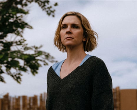 Pluribus (2025- ) TV series created by Vince Gilligan and starring Rhea Seehorn. A virus makes the world artificially happy, except for one sardonic author immune to its effects. Publicity still from Season 1, Episode 2 Pirate Lady EDITORIAL USE ONLY. Credit: BFA / Apple TV+Pluribus (2025- ) TV series created by Vince Gilligan and starring Rhea Seehorn. A virus makes the world artificially happy, except for one sardonic author immune to its effects. Publicity still from Season 1, Episode 2 Pirate Lady EDITORIAL USE ONLY. Credit: BFA / Apple TV+
