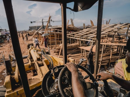 Cidades flutuantes de troncos: poderão os “pulmões de África” sobreviver à sua exploração?