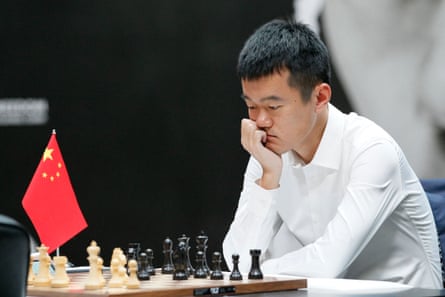 Ding Liren China di papan catur di game pertama