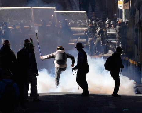 Straßenproteste in La Paz mit Polizei und Demonstranten stoßen zusammen“ /><p>Im Rahmen einer bedeutsamen internationalen Entwicklung haben die <strong>Vereinigten Staaten</strong> vor möglicher Instabilität gewarnt und Beamte ihre Besorgnis über die Möglichkeit eines <strong>Staatsstreichs</strong> geäußert. Die diplomatische Intervention der USA deutet darauf hin, dass internationale Beobachter angesichts der Entwicklung der Ereignisse in Bolivien zunehmend beunruhigt sind. Solche Warnungen haben angesichts der geopolitischen Bedeutung Boliviens in Lateinamerika und seiner historischen Anfälligkeit für militärische Interventionen erhebliches Gewicht.</p><p>Die Reaktion der Polizei auf Demonstranten wurde immer aggressiver. Berichten zufolge wurden in ganz La Paz Maßnahmen zur Aufstandsbekämpfung und taktische Einsätze eingesetzt. Sicherheitskräfte wurden in großem Umfang mobilisiert, um zu versuchen, Protestorte zu räumen und die Ordnung in der Hauptstadt aufrechtzuerhalten. Die eskalierenden Konfrontationen zwischen uniformierten Beamten und Zivilisten haben zu zahlreichen Verletzungen und erhöhten Spannungen in den betroffenen Gemeinden geführt.</p><p>Die zugrunde liegenden Ursachen der aktuellen Unruhen scheinen in der allgemeinen wirtschaftlichen und sozialen Unzufriedenheit zu liegen, die sich während der Übergangszeit zwischen den Regierungen angesammelt hat. Viele Bolivianer, die in den letzten zwei Jahrzehnten von der Mas-Politik profitiert haben, äußern Bedenken hinsichtlich der Richtung der neuen Regierung. Der plötzliche Regierungswechsel nach einer so langen Zeit der linken Führung hat zu erheblichen Spannungen zwischen verschiedenen Teilen der Gesellschaft geführt.</p><img src=