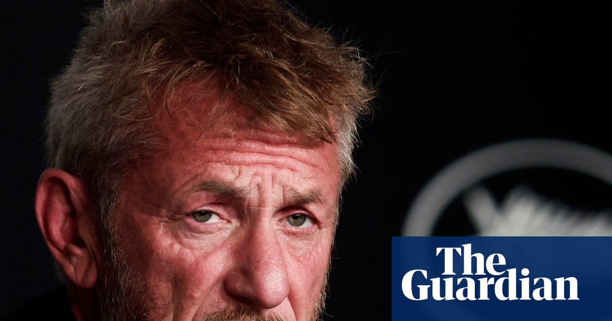 How much does Sean Penn hate selfies? Enough to invoke the Holocaust