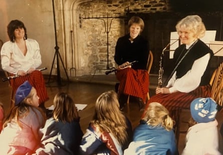 Heather, a la derecha, realiza un concierto infantil en Dartington Great Hall con su trío Aubade.