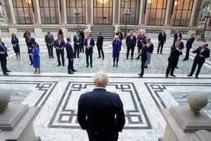 Boris Johnson oversees cabinet photo shoot