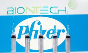 FOTO DE ARCHIVO: Se ven jeringas frente a los logotipos de Biontech y Pfizer mostrados en esta ilustración tomada el 10 de noviembre de 2020. REUTERS / Dado Ruvic / Ilustración / Foto de archivo
