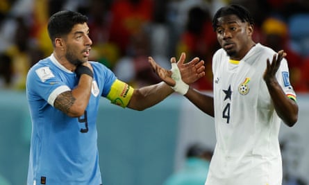 Luis Suárez proteste auprès du Ghanéen Mohammed Salisu.