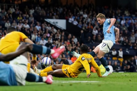 Kevin De Bruyne tucks home the winner for Manchester City