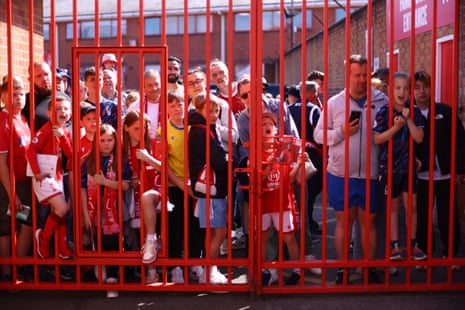 Nottingham Forest fans wait for the arrival of the team bus outside the stadium before the match against Arsenal.
