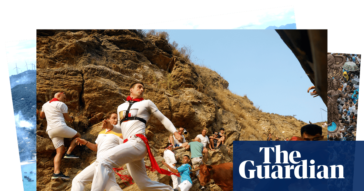 Boxing robots and a raging bull: photos of the weekend