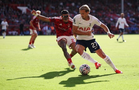 Spurs’ Mykhailo Mudryk takes on Daniel Muñoz