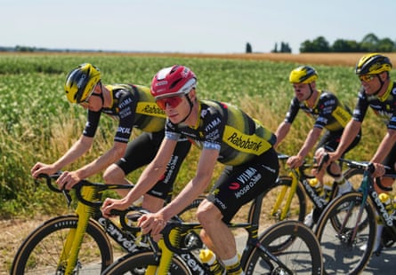 Jonas Vingegaard, in a red helmet, trains with his Visma-Lease a Bike teammates in Lille.