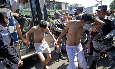Män som fångas för påstådda gängkopplingar eskorteras av den nationella civila polisen under undantagstillståndet som utlystes av regeringen i San Salvador förra veckan.