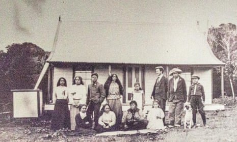 A photo of Moriori people taken in 1900