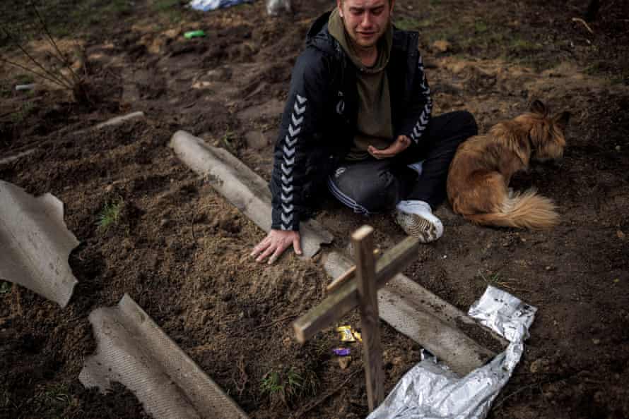 Serhii Lahovskyi pleure à côté de la tombe de son ami Ihor Lytvynenko