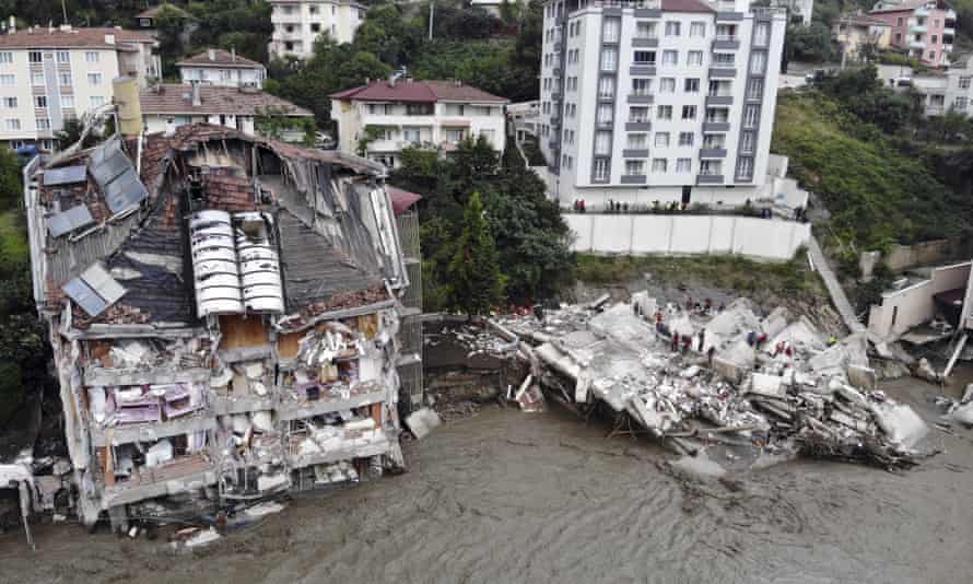 Bâtiments effondrés sur la rive de la rivière Ezine à Bozkurt