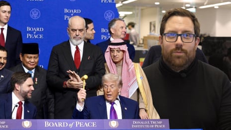 Trump hablando en el podio con banderas internacionales de fondo durante Reunión de la Junta de Paz