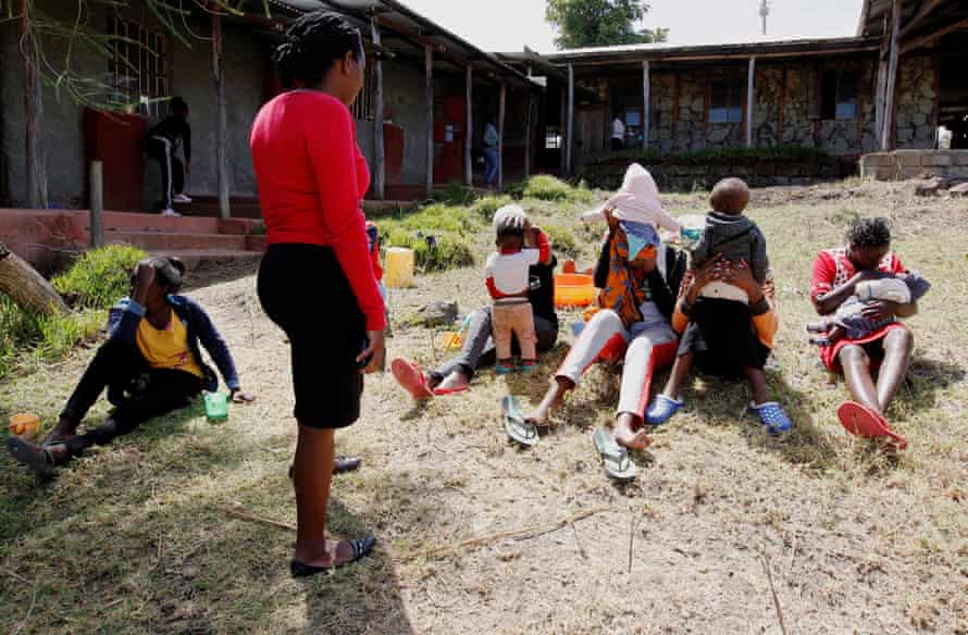 معلم الیزابت وانجیرو خطاب به مادران نوجوان در مدرسه متوسطه Serene Haven ، که دختران باردار و مادران نوجوان را به همراه نوزادانشان در Nyeri ، کنیا اسکان داده است.