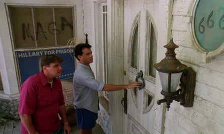 Deux hommes frappent à la porte d'une maison