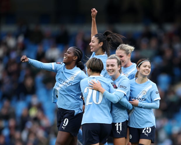 El Manchester City goleó al United en el derbi y se distanció cuatro puntos en la WSL. El Manchester City goleó al United en el derbi y se distanció cuatro puntos en la WSL.