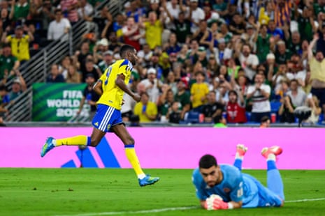 Alexander Isak scores a fantastic second goal for Sweden!