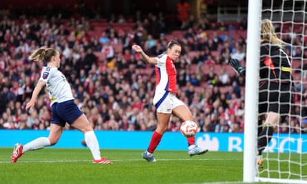 Caitlin Foord scores Arsenal’s first against Leicester.