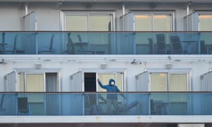 Un pasajero es visto en los balcones del crucero Diamond Princess.