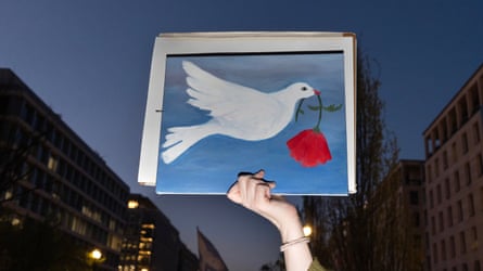 Demonstrators transportation anti-war signs extracurricular nan White House.