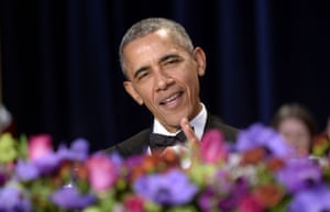 يبتسم الرئيس الأمريكي باراك أوباما خلال جمعية مراسلي البيت الأبيض "العشاء السنوي في 30 أبريل 2016 فندق هيلتون واشنطن في واشنطن في.  هذا هو الثامن والأخير رابطة مراسلي البيت الأبيض "عشاء الرئيس اوباما.