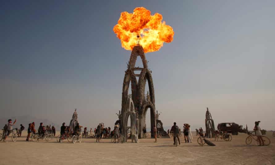 Puissance pyrotechnique… une « tour de fleurs » enflammée à Burning Man dans le désert de Black Rock au Nevada.