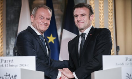 Donald Tusk and Emmanuel Macron shaking hands