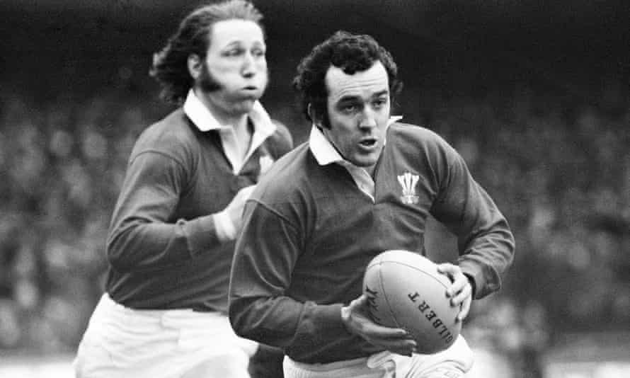 Phil Bennett playing for Wales